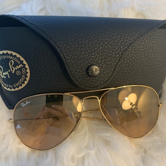 Gold mirrored RayBan Aviators